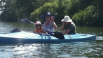 Katrin Johnna und Erich im blauen Boot